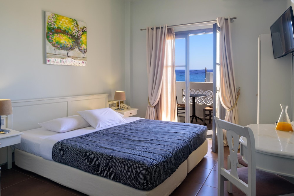 Afroditi Venus Beach Resort — Hotel rooms in Kamari, South Aegean