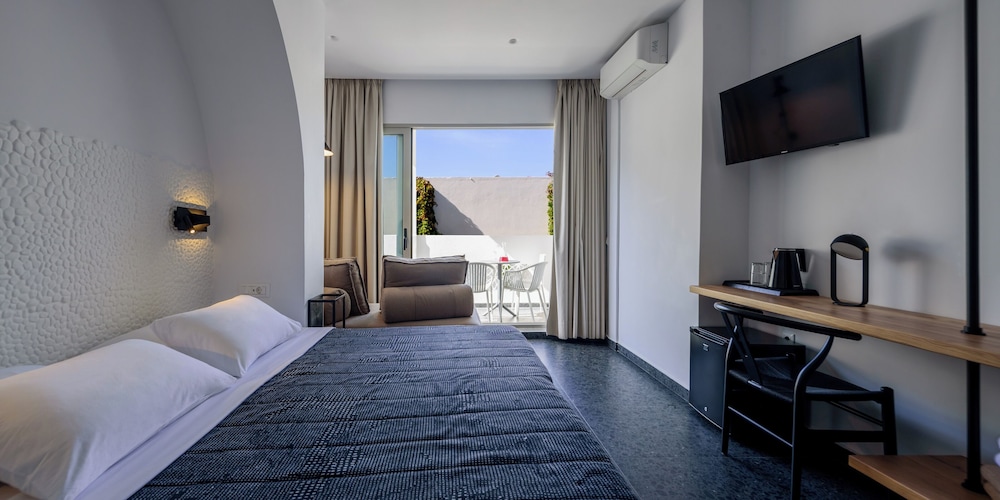 Afroditi Venus Beach Resort — Hotel rooms in Kamari, South Aegean
