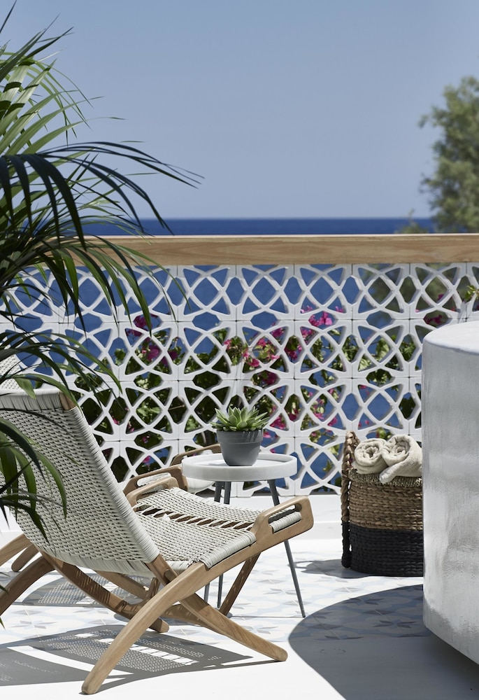 Afroditi Venus Beach Resort — Hotel building in Kamari, South Aegean