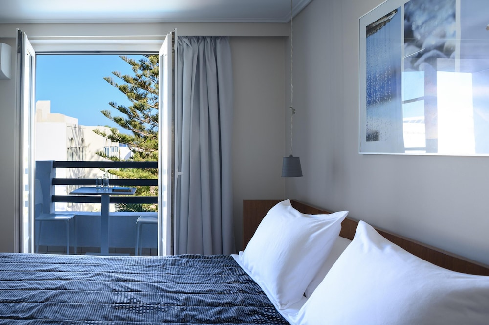 Afroditi Venus Beach Resort — Hotel rooms in Kamari, South Aegean