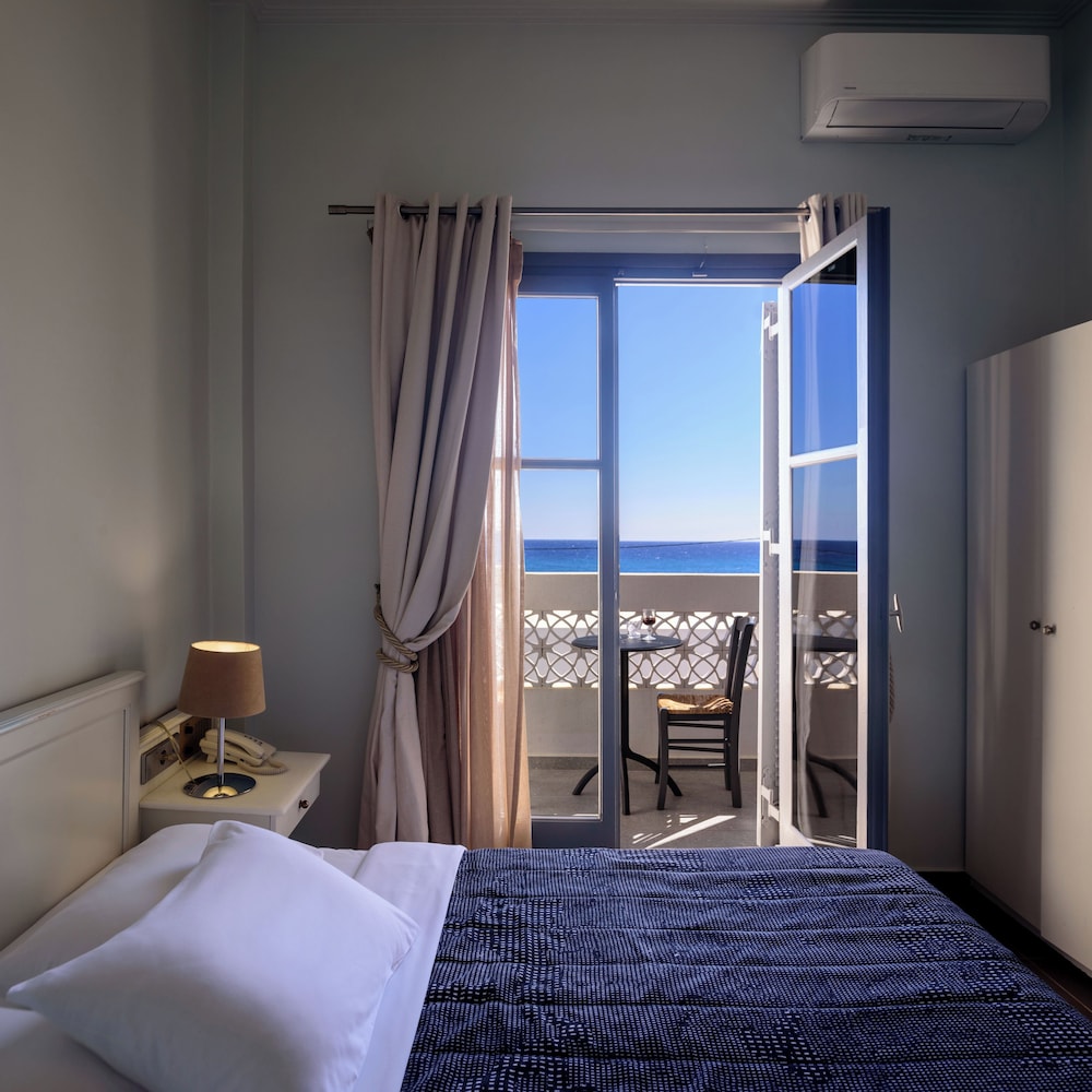 Afroditi Venus Beach Resort — Hotel rooms in Kamari, South Aegean