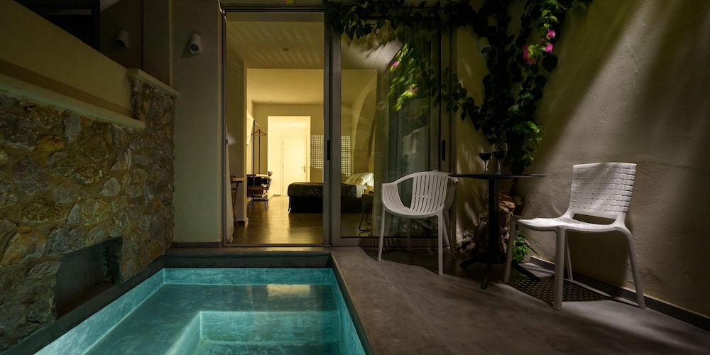 Afroditi Venus Beach Resort — Hotel rooms in Kamari, South Aegean