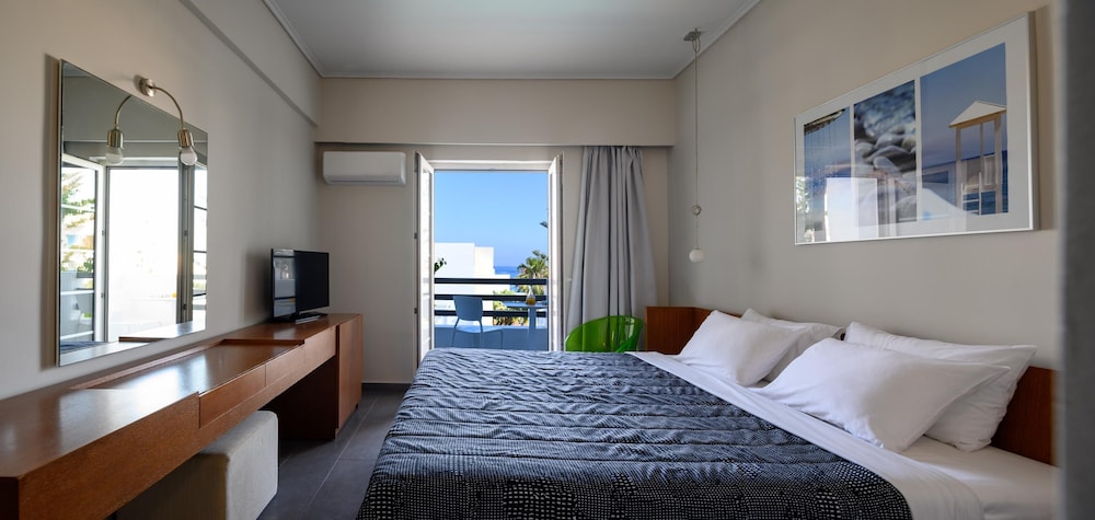 Afroditi Venus Beach Resort — Hotel rooms in Kamari, South Aegean