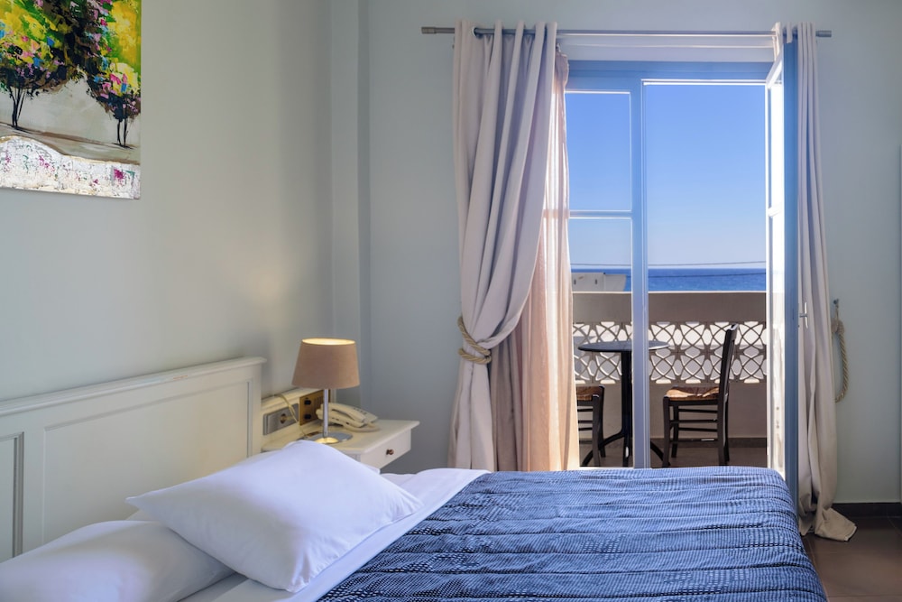 Afroditi Venus Beach Resort — Hotel rooms in Kamari, South Aegean