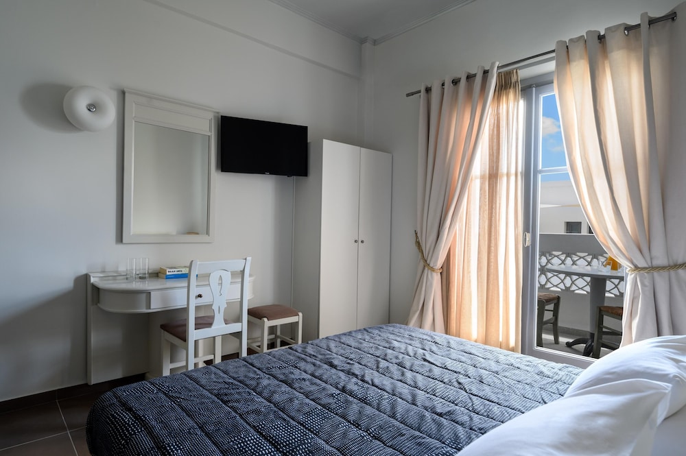 Afroditi Venus Beach Resort — Hotel rooms in Kamari, South Aegean