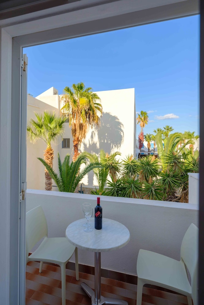 Afroditi Venus Beach Resort — Hotel building in Kamari, South Aegean