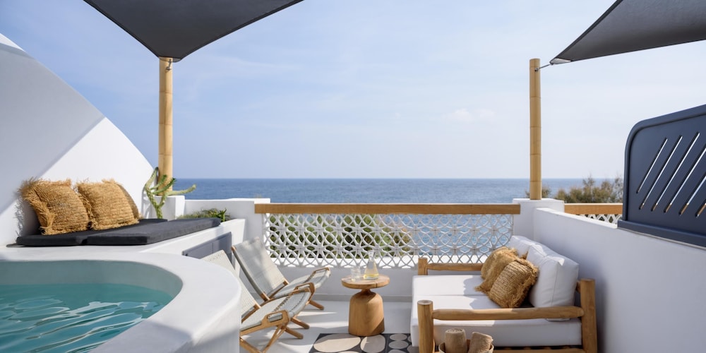 Afroditi Venus Beach Resort — Hotel rooms in Kamari, South Aegean