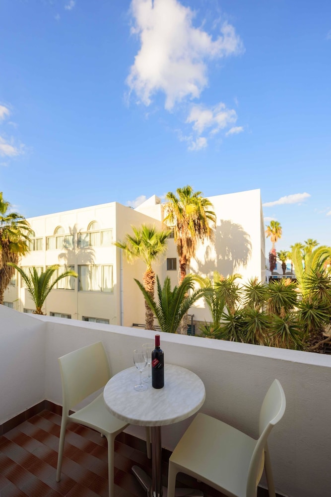 Afroditi Venus Beach Resort — Hotel building in Kamari, South Aegean