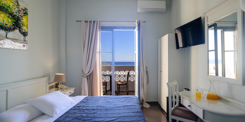 Afroditi Venus Beach Resort — Hotel rooms in Kamari, South Aegean