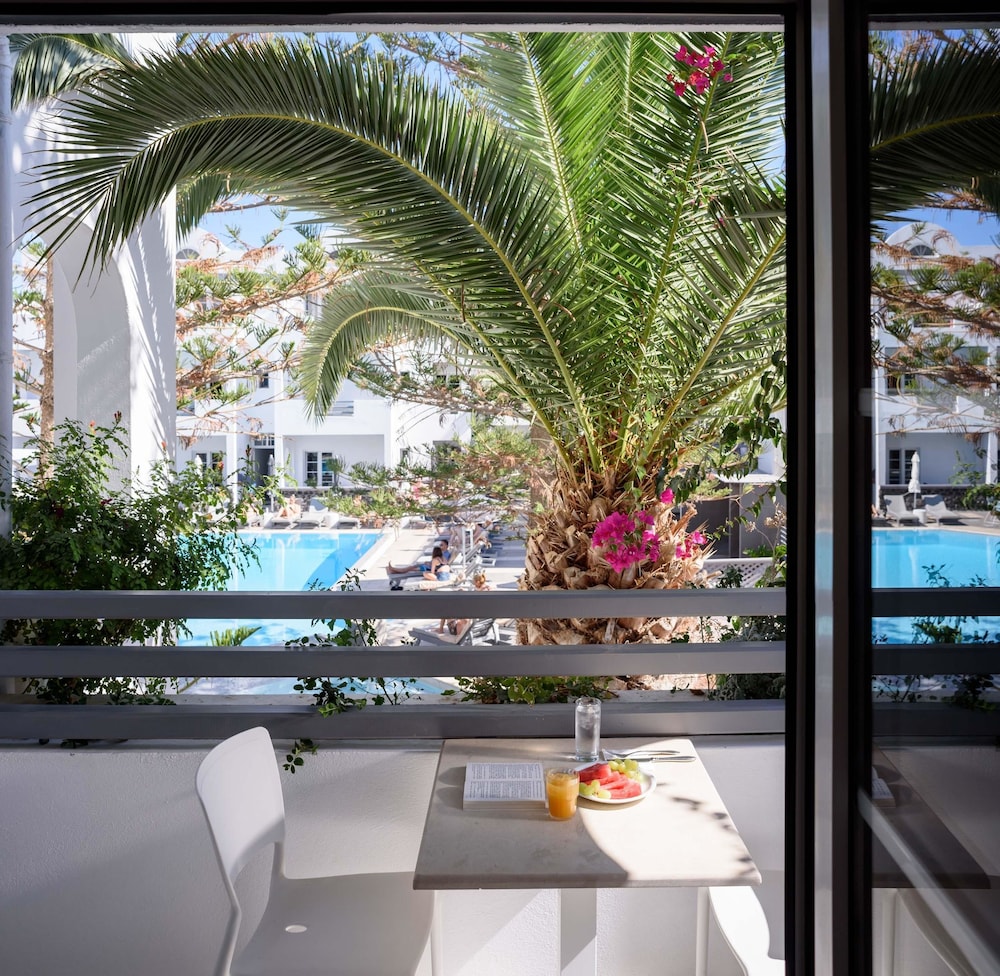 Afroditi Venus Beach Resort — Swimming pool in Kamari, South Aegean