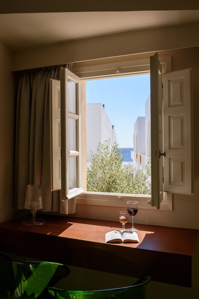 Afroditi Venus Beach Resort — Hotel rooms in Kamari, South Aegean