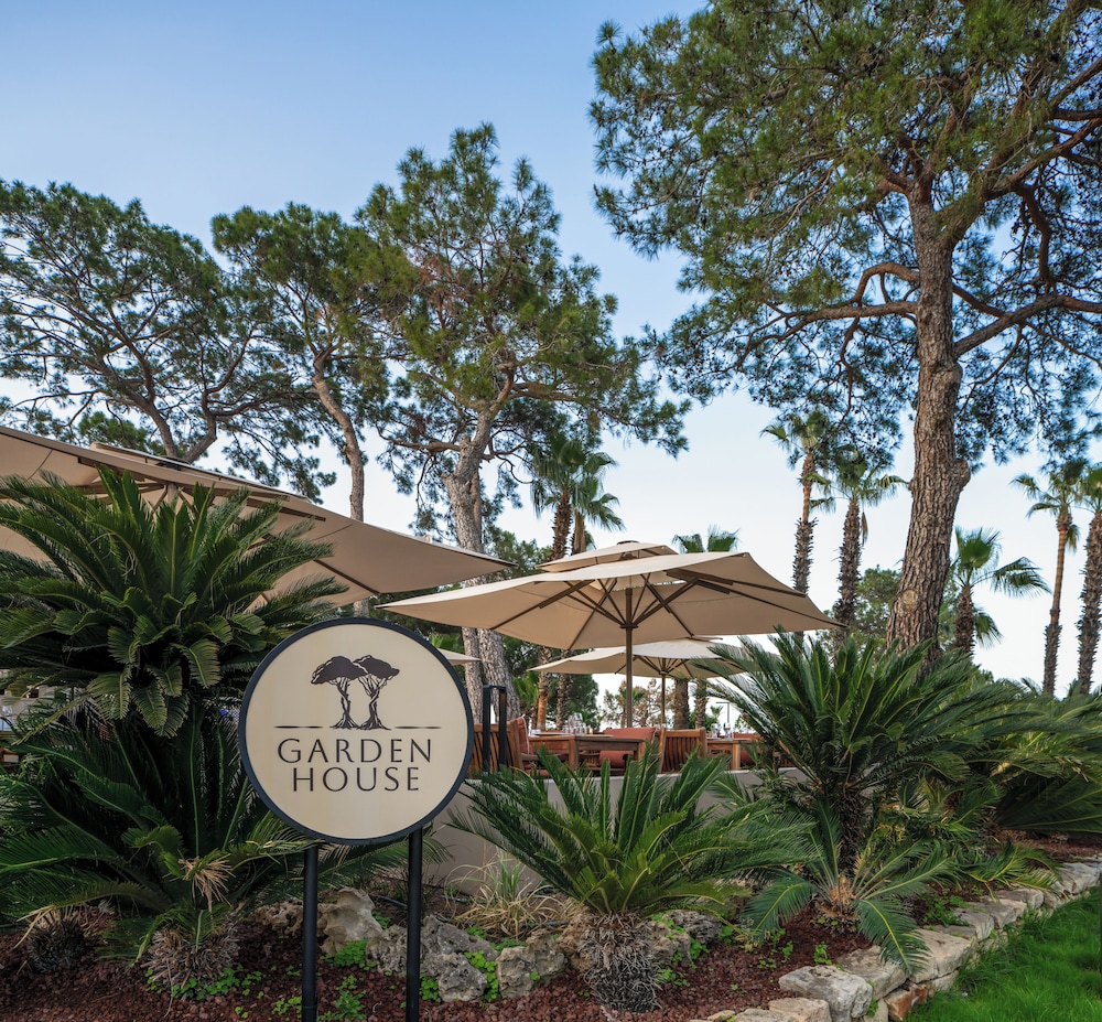 Balmy Foresta - All inclusive — Hotel building in Kemer