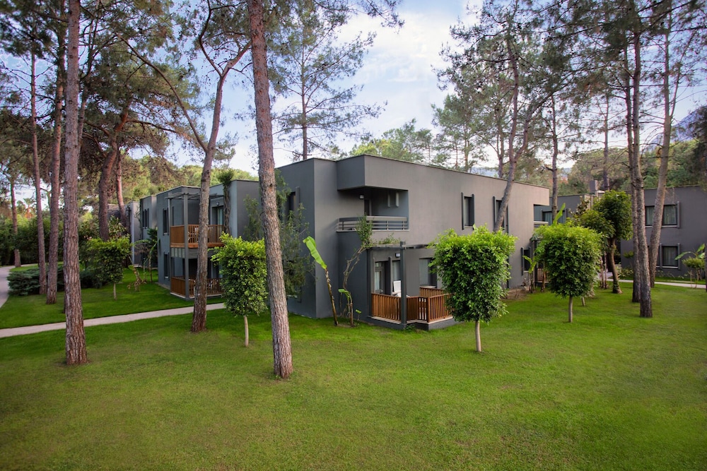 Balmy Foresta - All inclusive — Hotel building in Kemer
