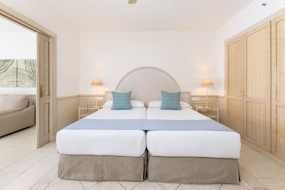 Gran Tagoro Family & Fun Playa Blanca — Hotel rooms in Playa Blanca, Canary Islands