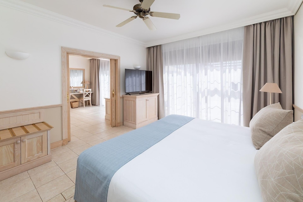 Gran Tagoro Family & Fun Playa Blanca — Hotel rooms in Playa Blanca, Canary Islands