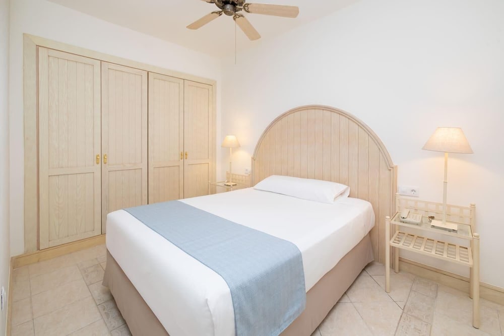 Gran Tagoro Family & Fun Playa Blanca — Hotel rooms in Playa Blanca, Canary Islands