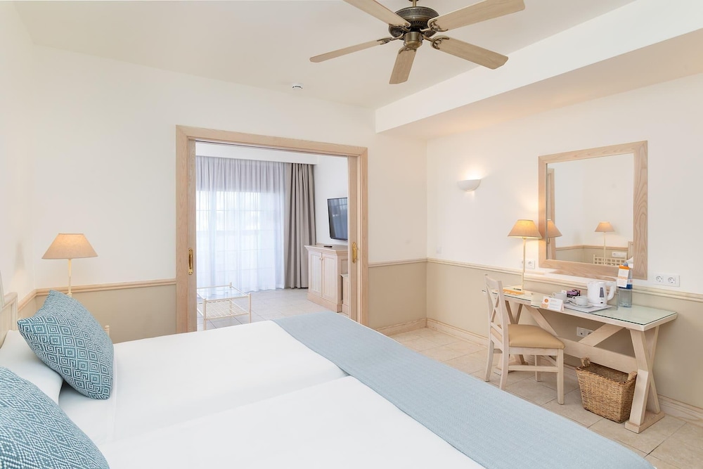 Gran Tagoro Family & Fun Playa Blanca — Hotel rooms in Playa Blanca, Canary Islands