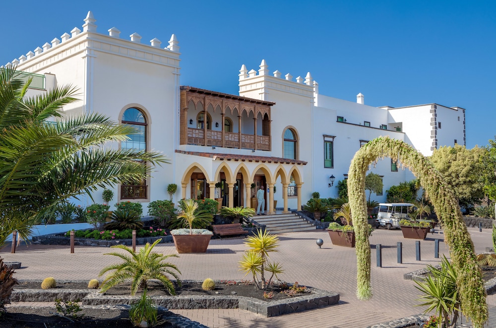Gran Tagoro Family & Fun Playa Blanca — Hotel building in Playa Blanca, Canary Islands