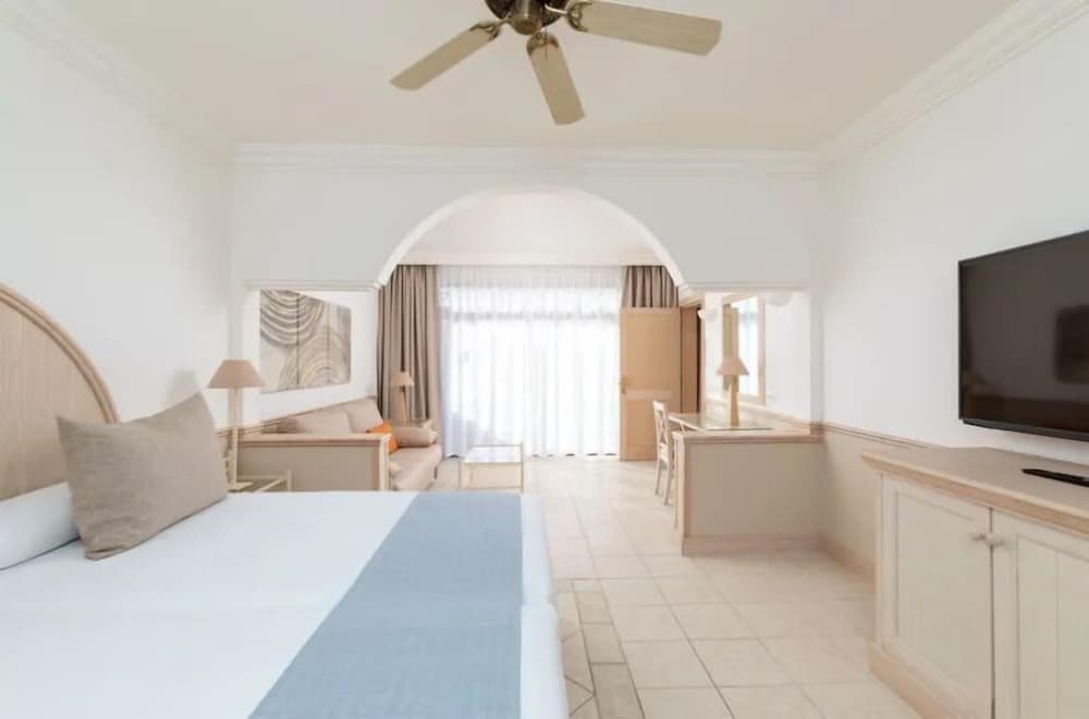Gran Tagoro Family & Fun Playa Blanca — Hotel rooms in Playa Blanca, Canary Islands