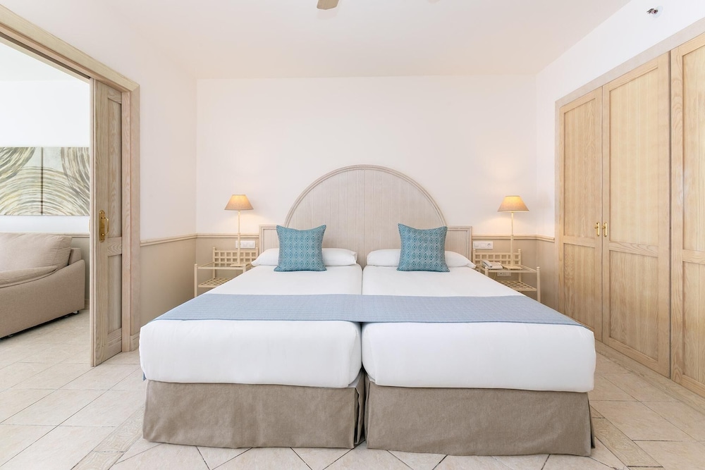 Gran Tagoro Family & Fun Playa Blanca — Hotel rooms in Playa Blanca, Canary Islands