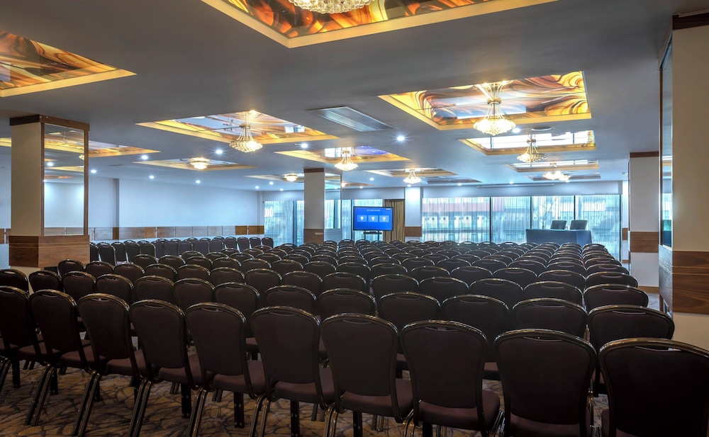 Maldron Hotel & Leisure Centre Tallaght — Hotel building in Dublin, Dublin City