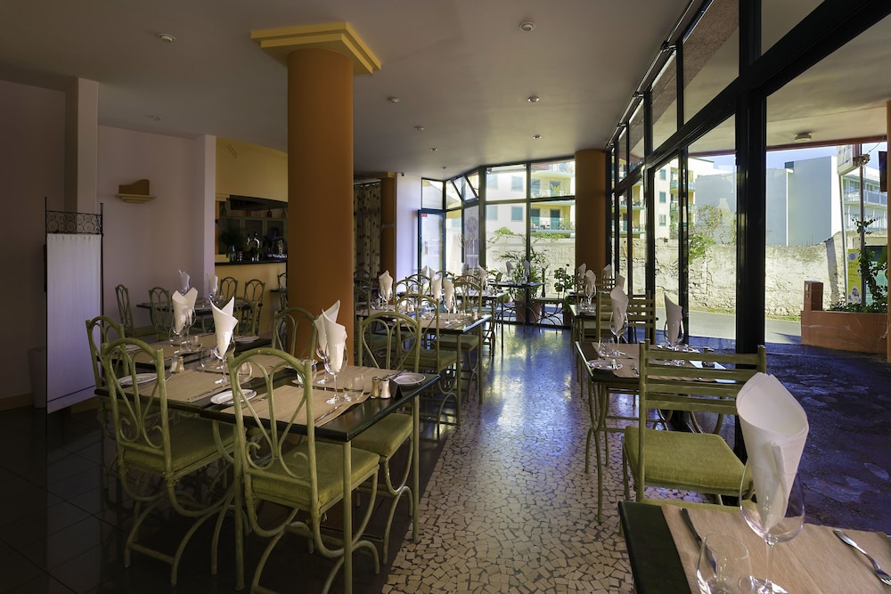 Aparthotel Imperatriz — Restaurant & bars in Funchal, Madeira