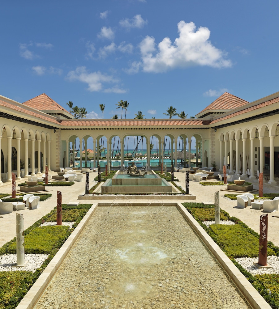 Paradisus Palma Real Golf & Spa Resort All Inclusive — Hotel building in Bavaro, La Altagracia