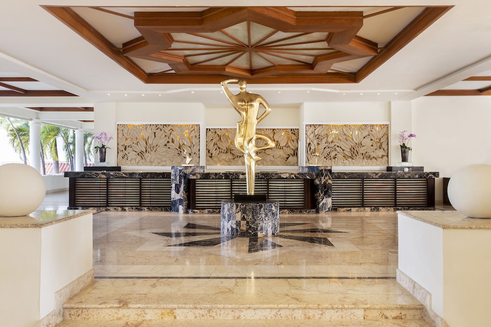 Paradisus Palma Real Golf & Spa Resort All Inclusive — Hotel building in Bavaro, La Altagracia