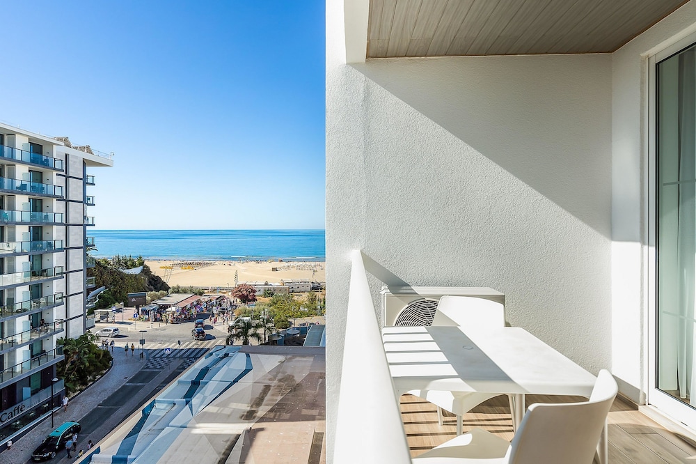 Jupiter Algarve Hotel - Beach & Spa — Hotel rooms in Portimão, Faro