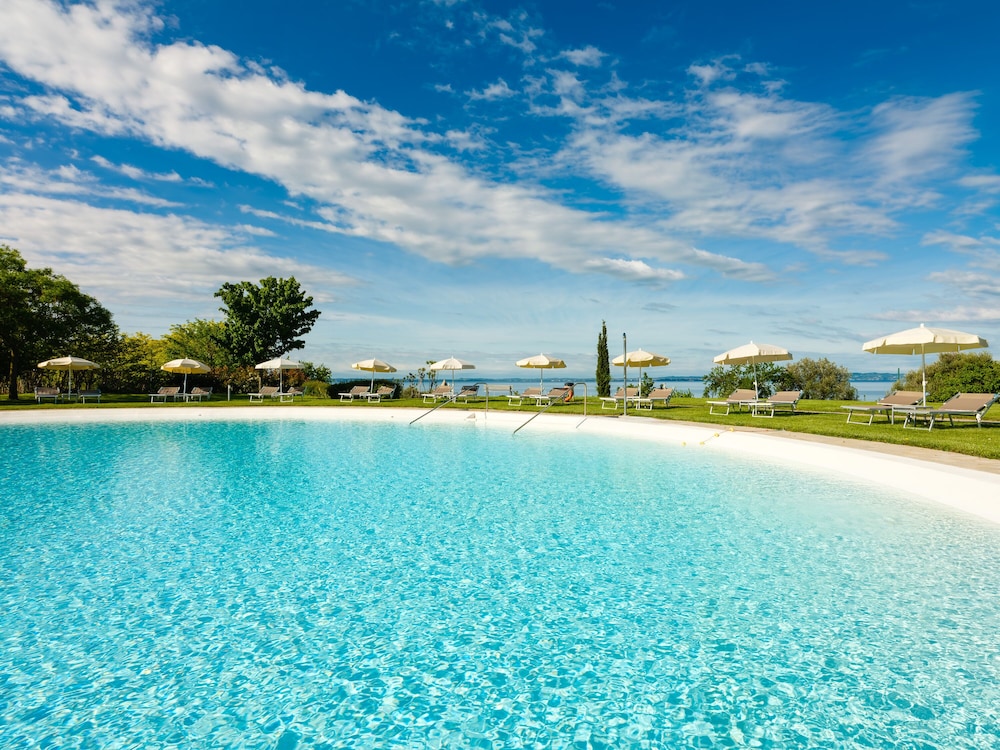 Parc Hotel Germano Suites — Swimming pool in Bardolino, Veneto