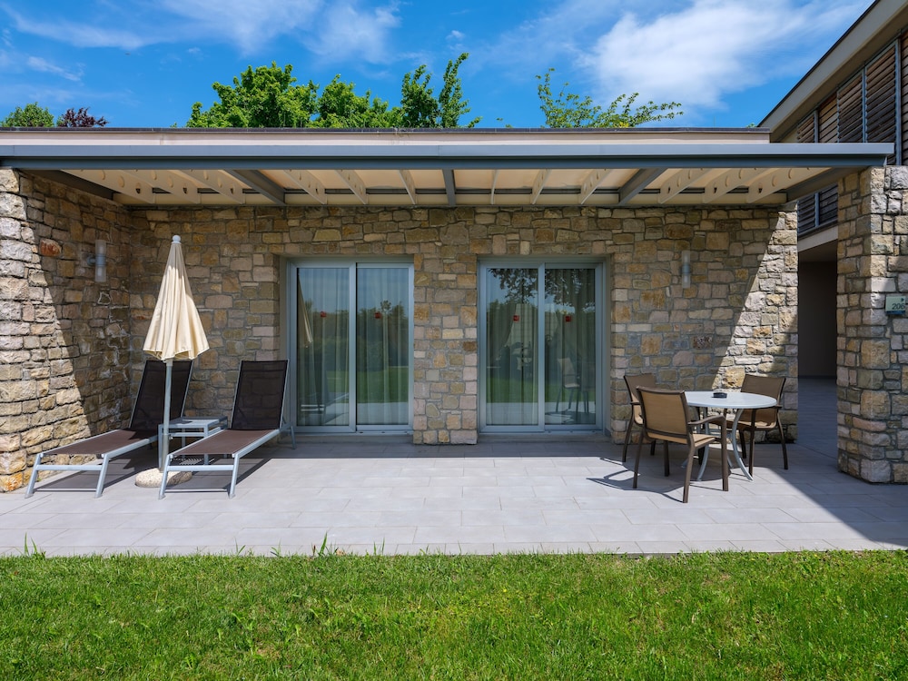 Parc Hotel Germano Suites — Swimming pool in Bardolino, Veneto