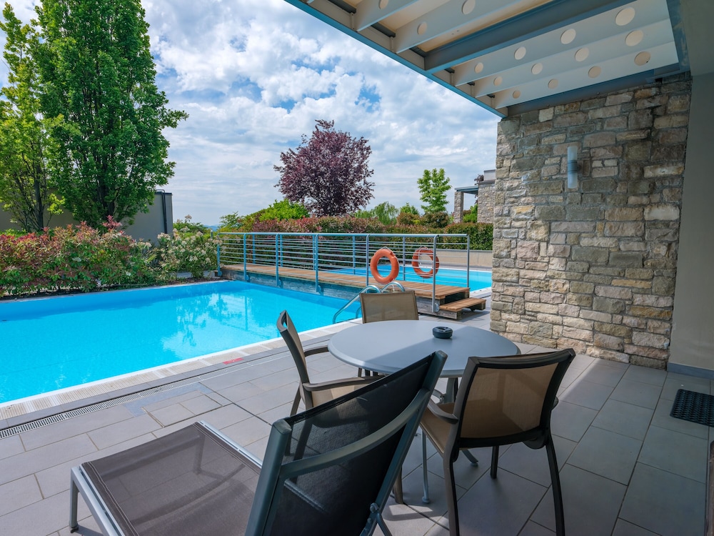 Parc Hotel Germano Suites — Swimming pool in Bardolino, Veneto