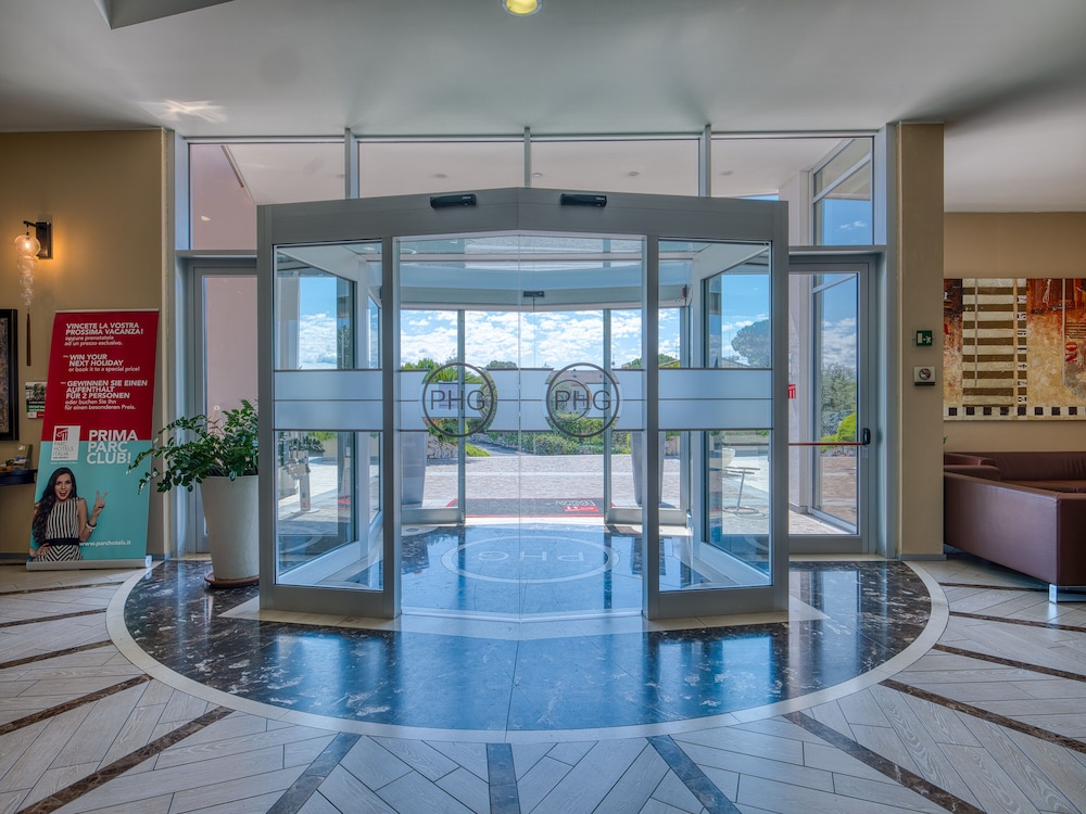 Parc Hotel Germano Suites — Swimming pool in Bardolino, Veneto