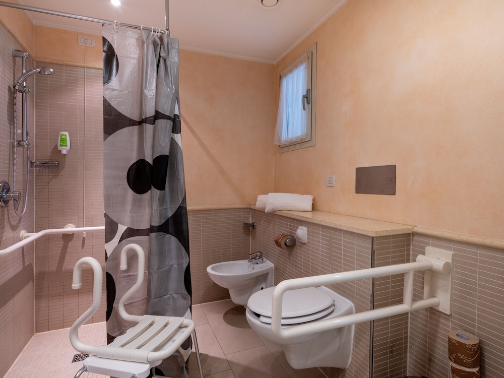 Parc Hotel Germano Suites — Hotel rooms in Bardolino, Veneto