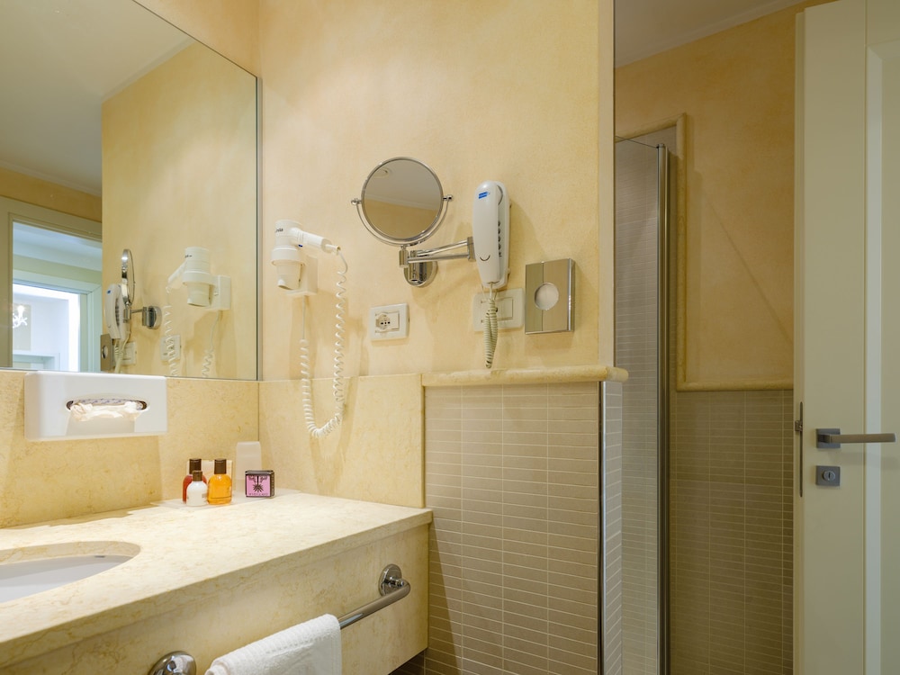 Parc Hotel Germano Suites — Hotel rooms in Bardolino, Veneto