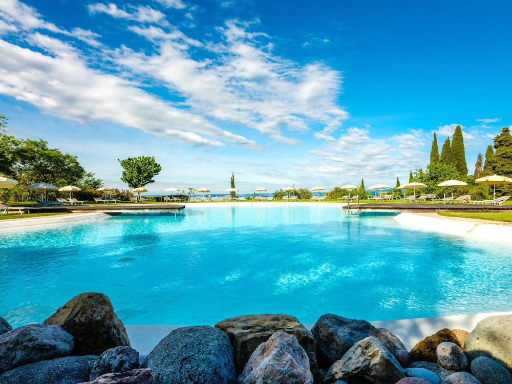 Parc Hotel Germano Suites — Swimming pool in Bardolino, Veneto