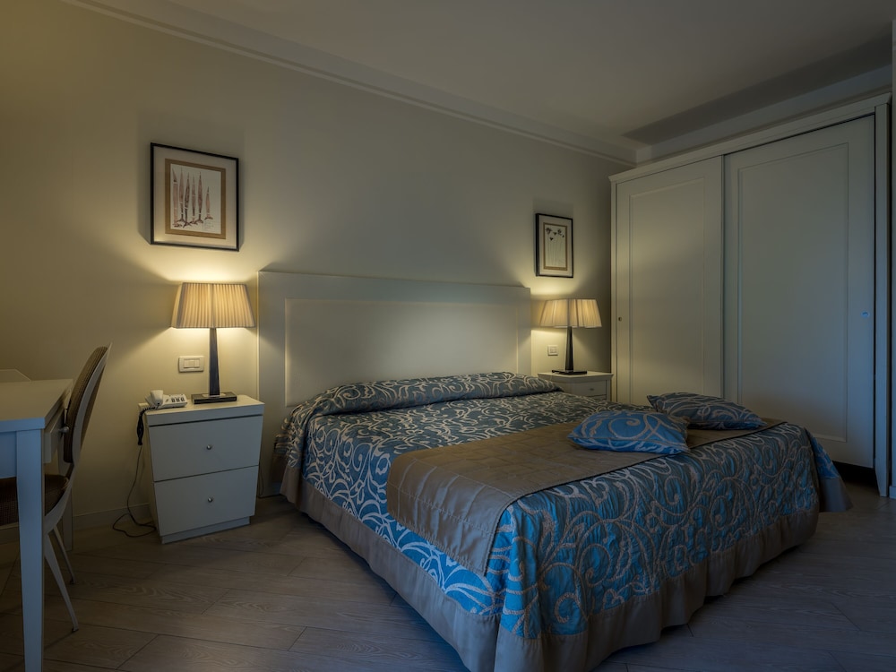 Parc Hotel Germano Suites — Hotel rooms in Bardolino, Veneto