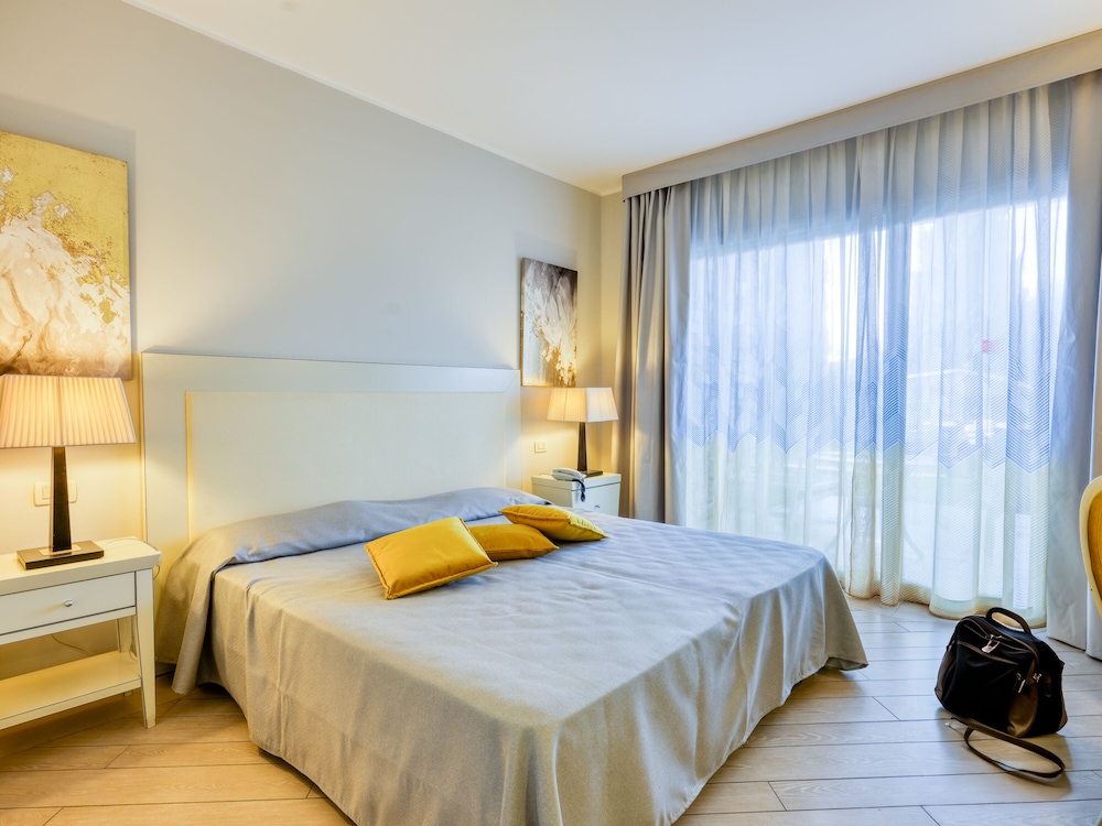 Parc Hotel Germano Suites — Hotel rooms in Bardolino, Veneto