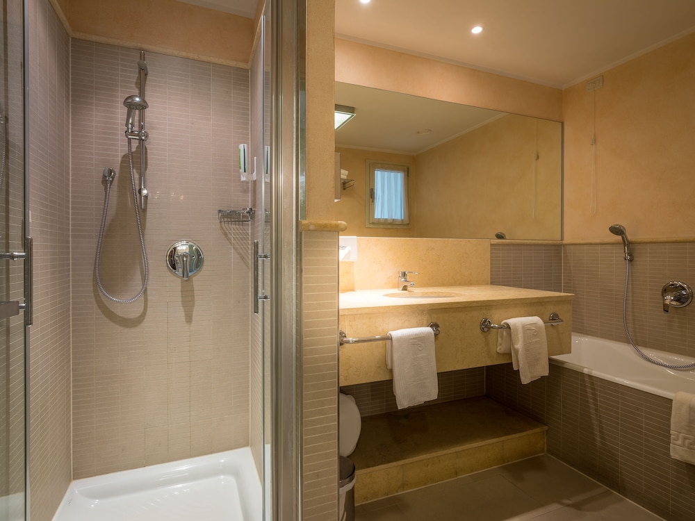Parc Hotel Germano Suites — Hotel rooms in Bardolino, Veneto