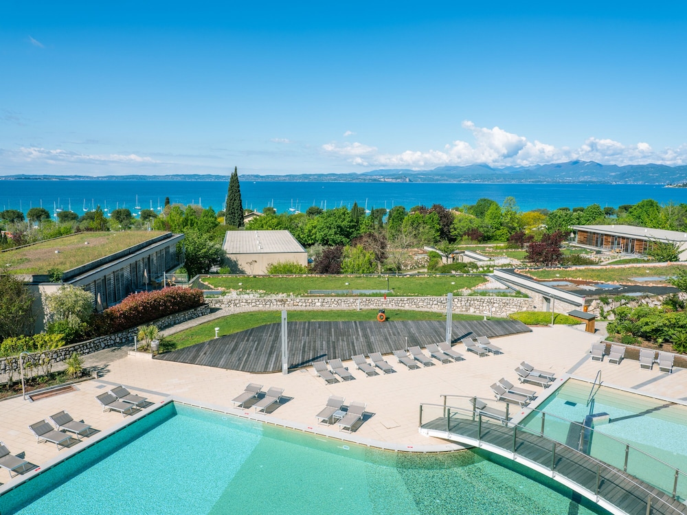 Parc Hotel Germano Suites — Swimming pool in Bardolino, Veneto