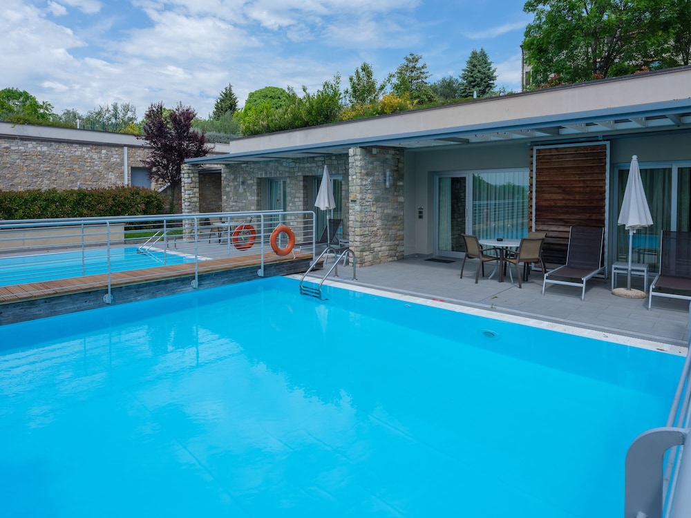 Parc Hotel Germano Suites — Swimming pool in Bardolino, Veneto