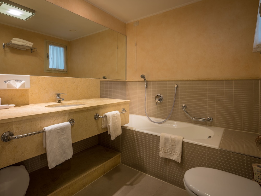 Parc Hotel Germano Suites — Hotel rooms in Bardolino, Veneto