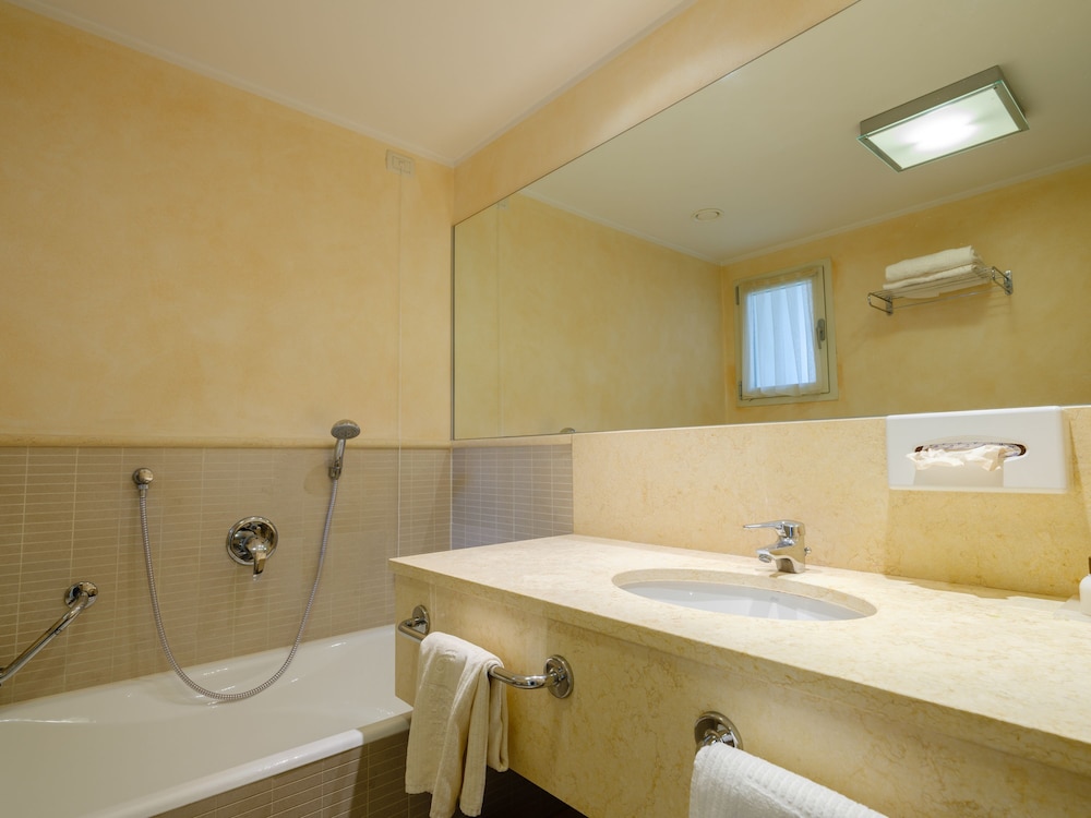 Parc Hotel Germano Suites — Hotel rooms in Bardolino, Veneto