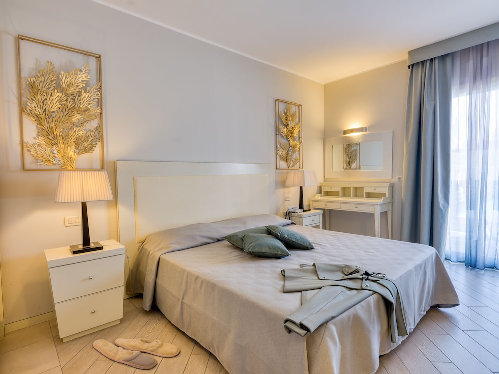 Parc Hotel Germano Suites — Hotel rooms in Bardolino, Veneto