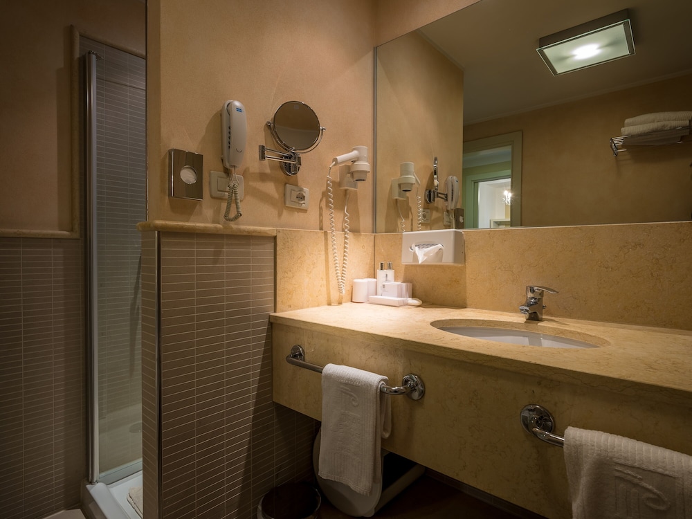 Parc Hotel Germano Suites — Hotel rooms in Bardolino, Veneto