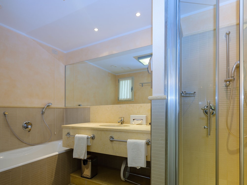 Parc Hotel Germano Suites — Hotel rooms in Bardolino, Veneto