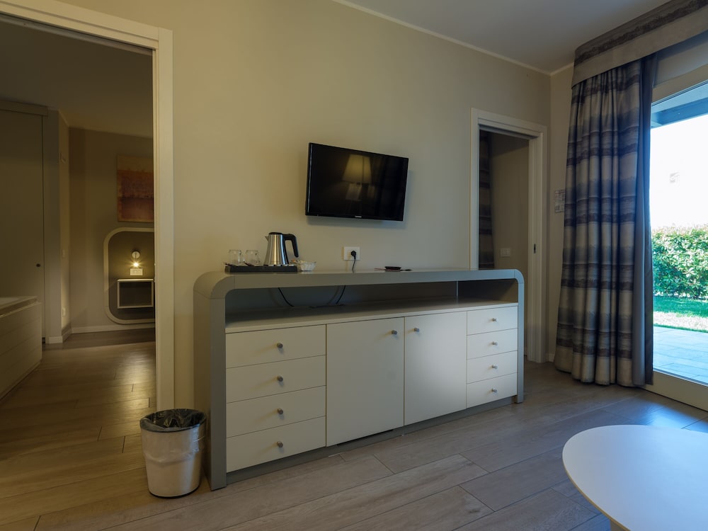 Parc Hotel Germano Suites — Hotel rooms in Bardolino, Veneto