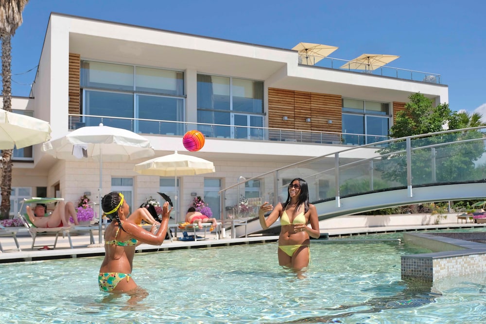 Parc Hotel Germano Suites — Swimming pool in Bardolino, Veneto