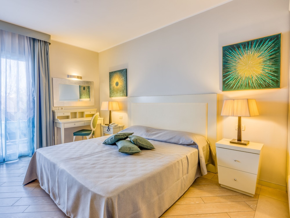 Parc Hotel Germano Suites — Hotel rooms in Bardolino, Veneto