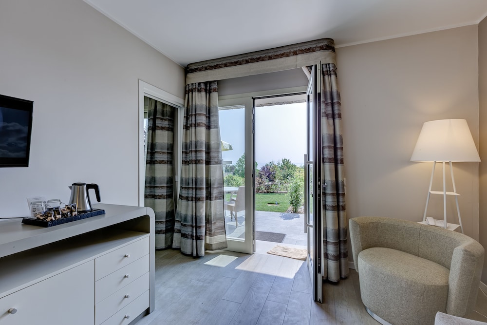 Parc Hotel Germano Suites — Hotel rooms in Bardolino, Veneto